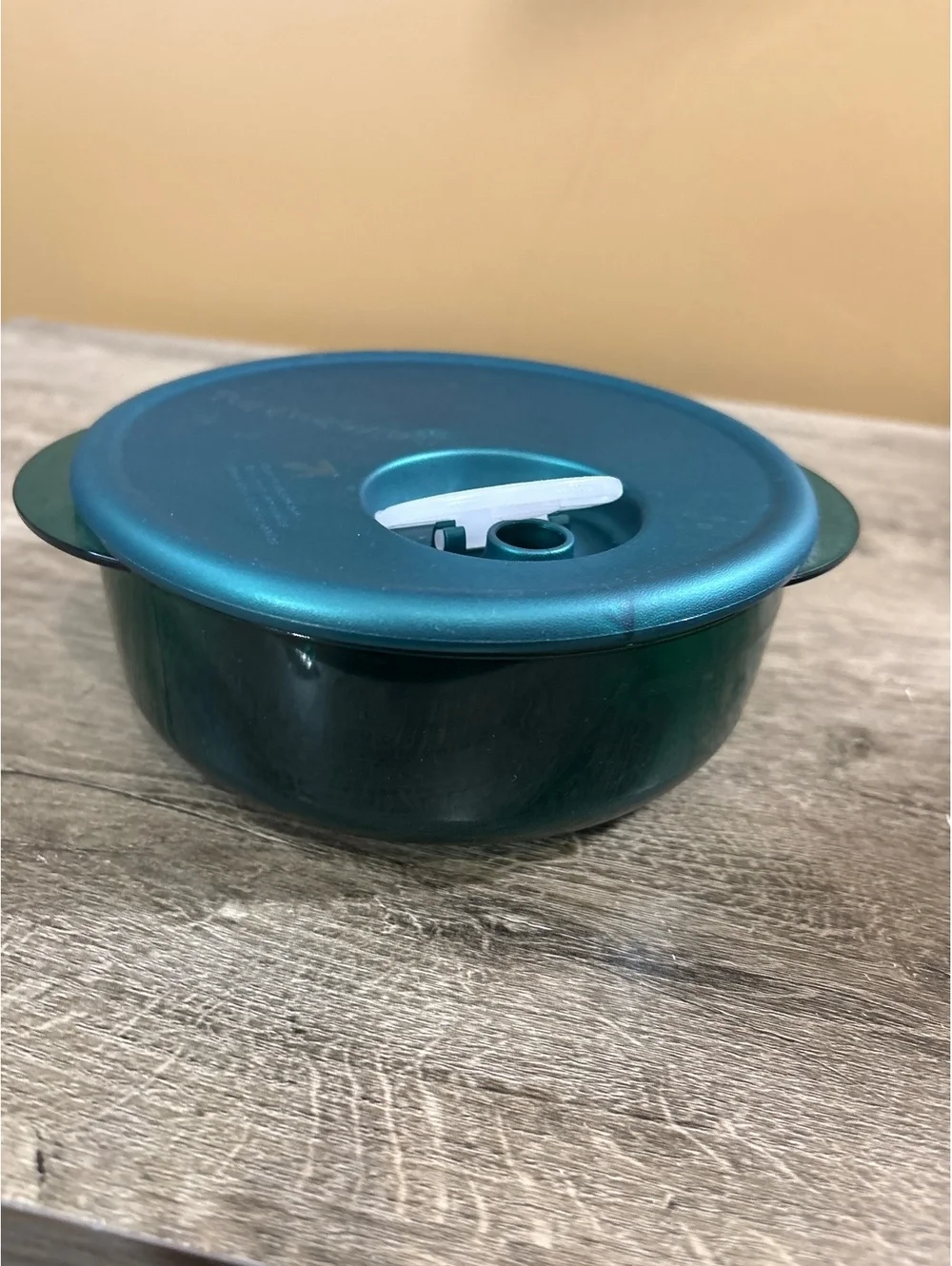 Tupperware Green Round Microwave Bowl with Vent Lid